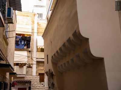 Nella stretta stradina salta subito all�occhio una singolare balconata in pietra di colore rosa...